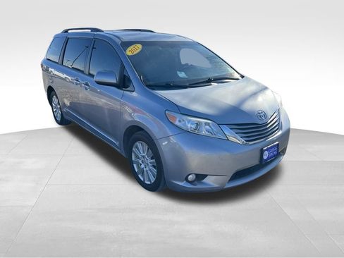 Used 2017 Toyota Sienna XLE image 8