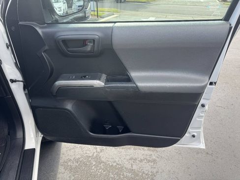 Used 2019 Toyota Tacoma SR5 AWD/4WD image 16