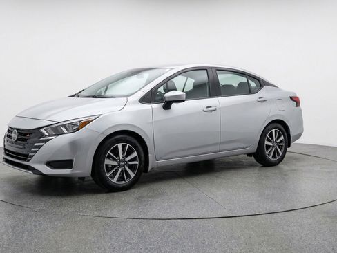 Used 2025 Nissan Versa SV image 3