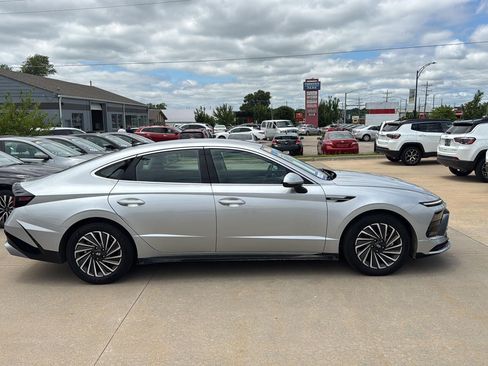 Used 2025 Hyundai Sonata SEL FWD image 2