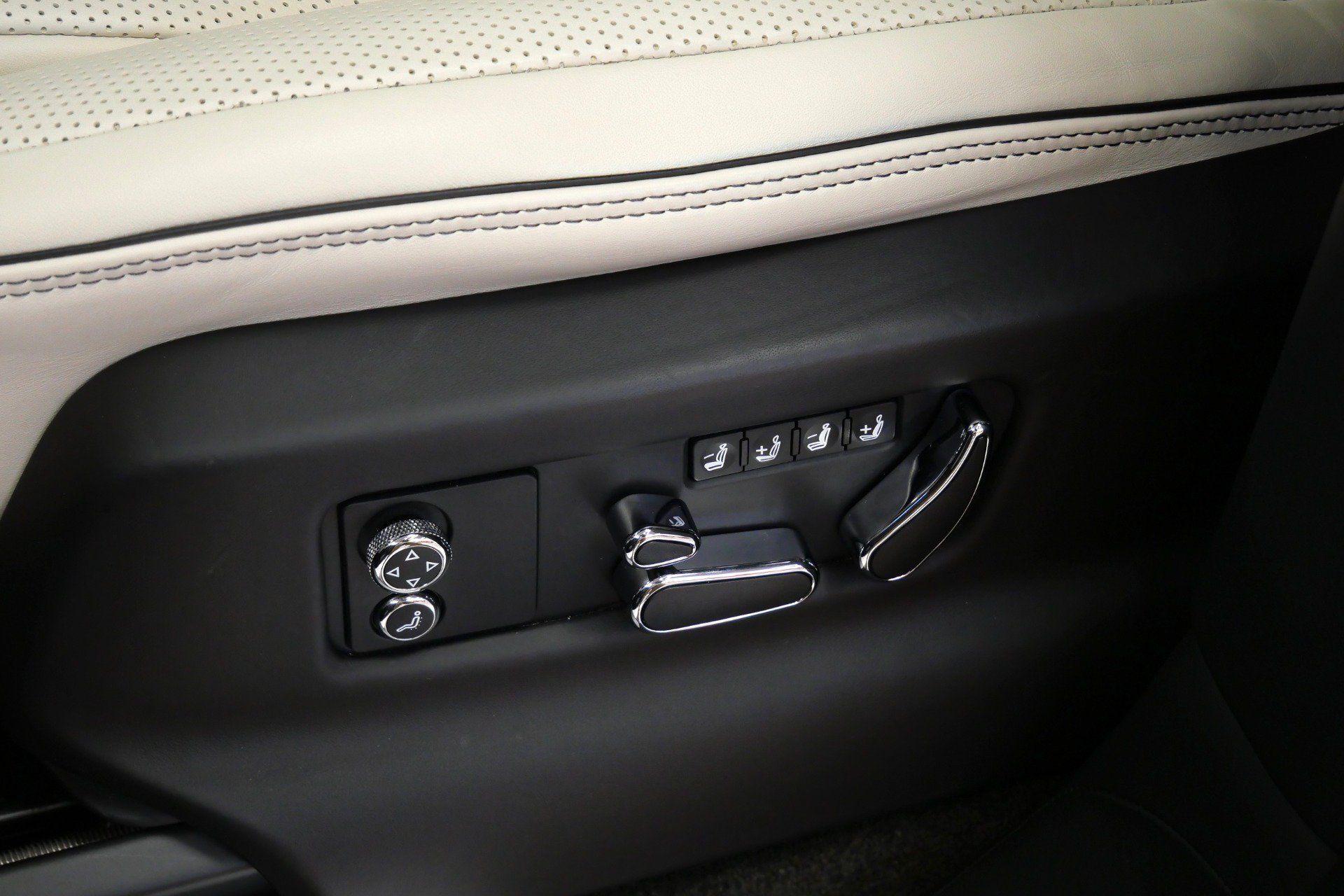 Used 2023 Bentley Bentayga AWD/4WD image 30