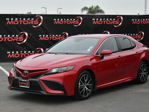 Used 2023 Toyota Camry SE image 3