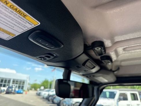 Used 2023 Jeep Wrangler Unlimited Sahara AWD/4WD image 36