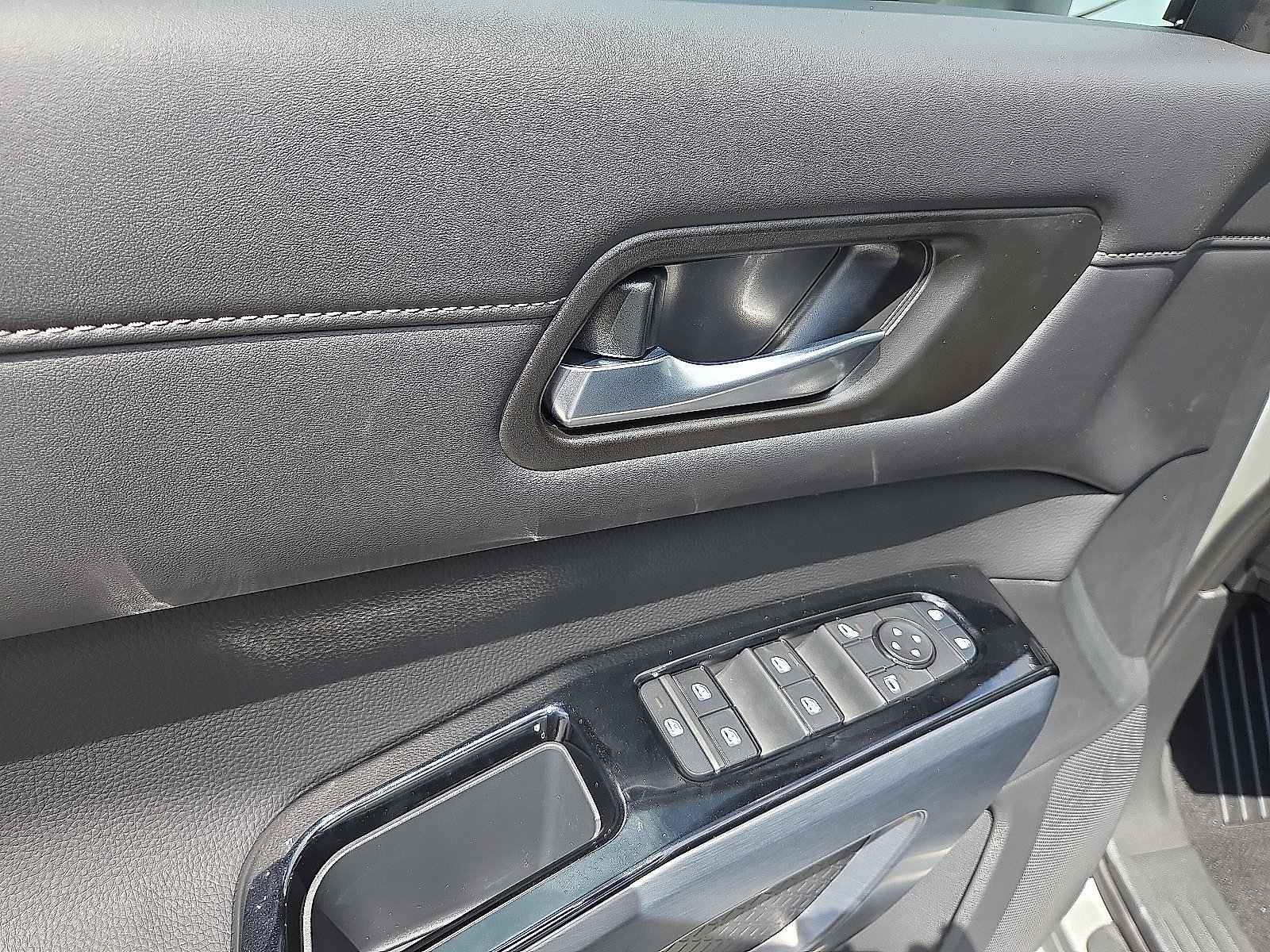 Used 2025 Nissan Pathfinder SL w/ SL Premium Package FWD image 16