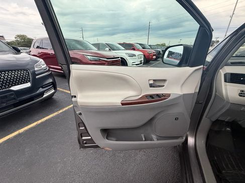 Used 2014 Toyota Sienna XLE w/ XLE Premium Package FWD image 11