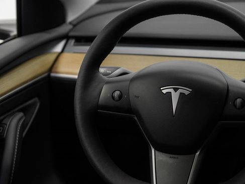 Used 2022 Tesla Model Y Long Range image 24