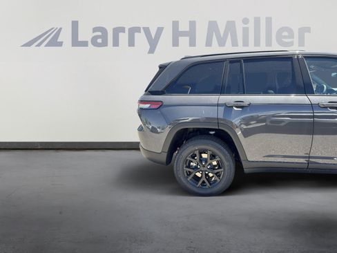 New 2025 Jeep Grand Cherokee Altitude image 14