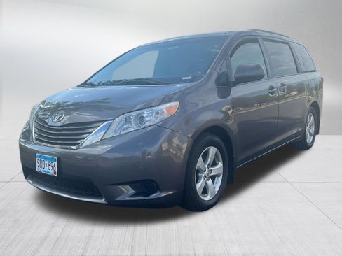 Used 2015 Toyota Sienna LE FWD image 3