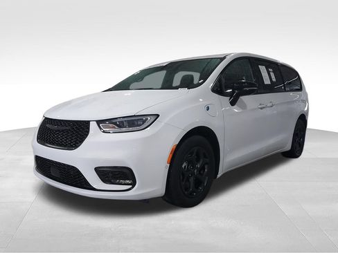 Used 2024 Chrysler Pacifica Limited FWD image 4
