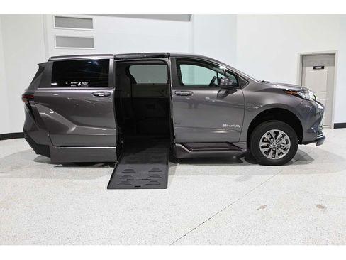 Used 2023 Toyota Sienna LE FWD image 17