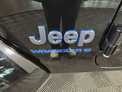 Used 2024 Jeep Wrangler Unlimited w/ Convenience Group AWD/4WD image 11