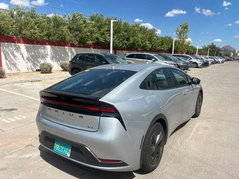 Used 2025 Toyota Prius LE FWD image 4