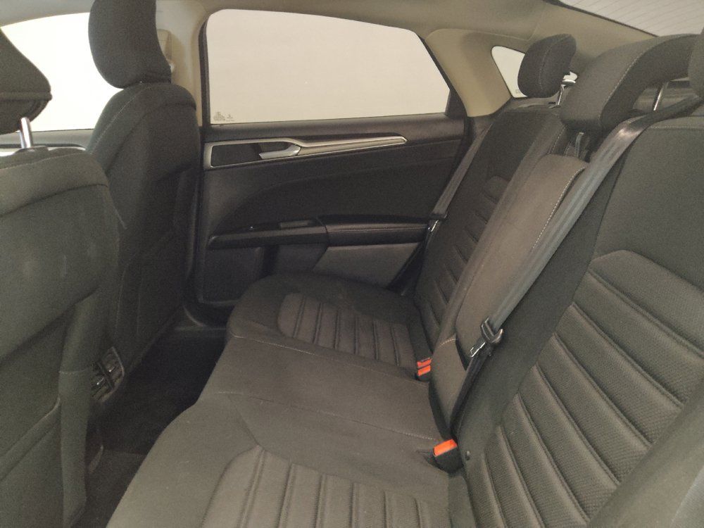 Used 2019 Ford Fusion SE FWD image 18