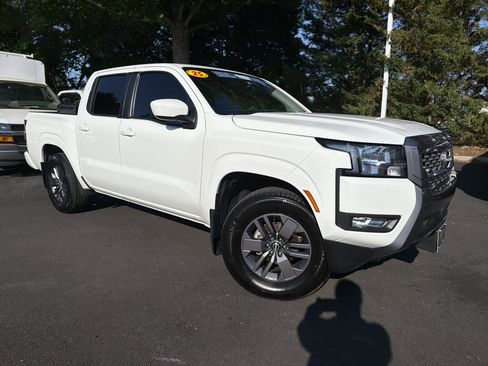 Used 2025 Nissan Frontier SV w/ SV Convenience Package RWD image 2