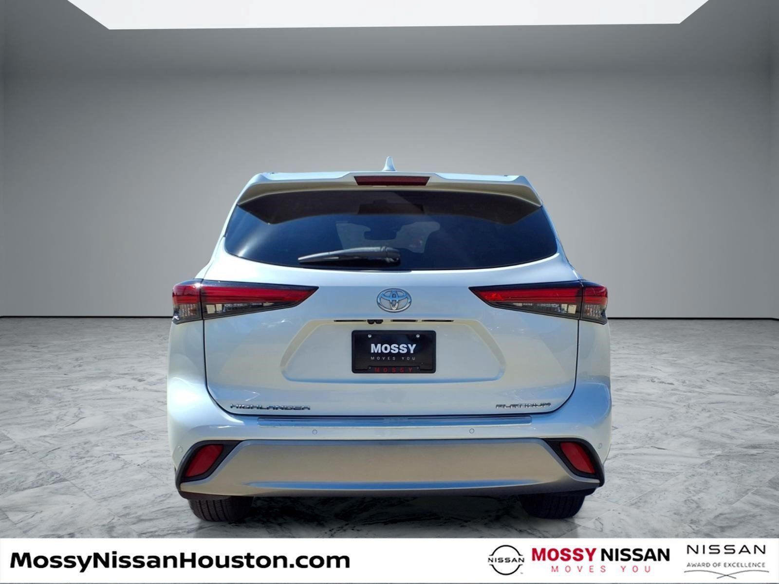 Used 2021 Toyota Highlander Platinum FWD image 6
