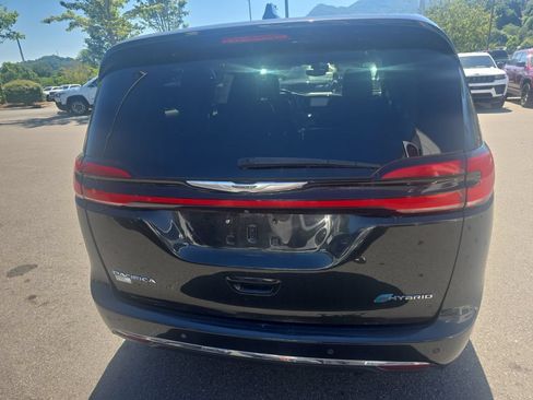 Used 2022 Chrysler Pacifica Touring-L FWD image 4