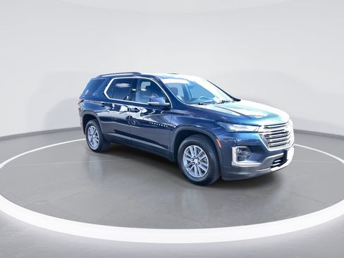 Used 2023 Chevrolet Traverse LT image 2
