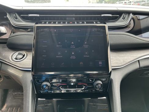 Used 2022 Jeep Grand Cherokee L Limited w/ Black Appearance Package AWD/4WD image 18
