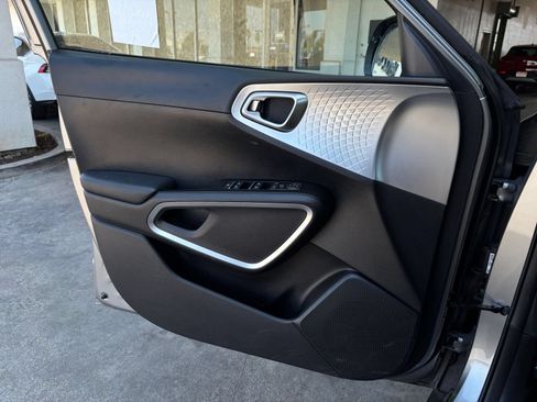 Used 2025 Kia Soul LX w/ LX Technology Package FWD image 18