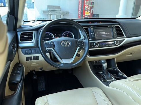Used 2017 Toyota Highlander XLE FWD image 19