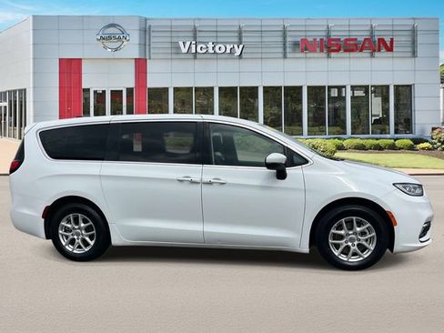 Used 2023 Chrysler Pacifica Touring-L FWD image 2