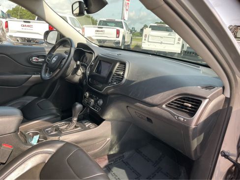 Used 2019 Jeep Cherokee Latitude Plus w/ Comfort/Convenience Group FWD image 31
