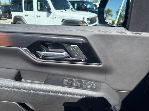 Used 2025 GMC Yukon Denali AWD/4WD image 17
