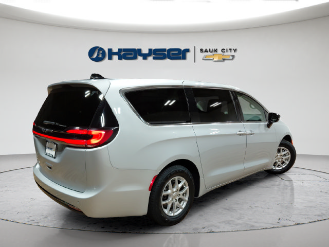 Used 2024 Chrysler Pacifica Touring-L FWD image 7