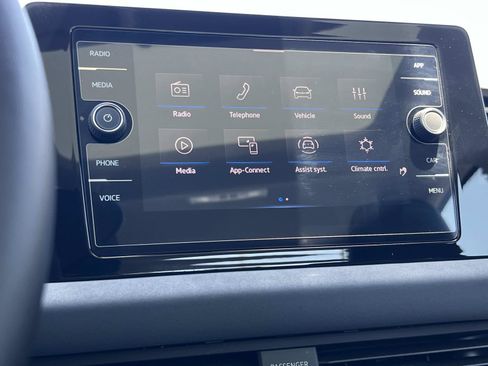 Used 2025 Volkswagen Jetta SE FWD image 13