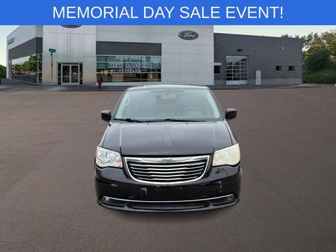 Used 2014 Chrysler Town & Country Touring FWD image 3
