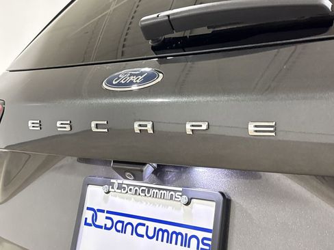 Used 2020 Ford Escape SE image 25