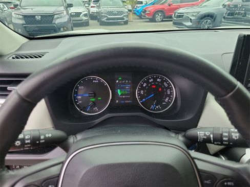 Used 2022 Toyota RAV4 XLE Premium image 30