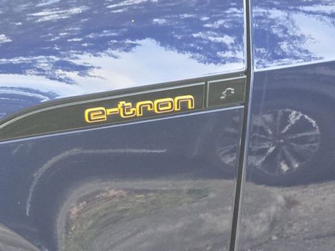 Used 2022 Audi e-tron Premium Plus w/ Premium Plus Package AWD/4WD image 13