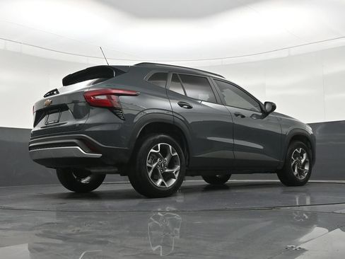 Used 2025 Chevrolet Trax LT FWD image 27