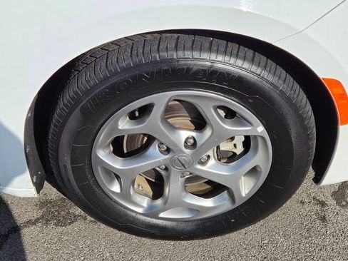 Used 2023 Chrysler Pacifica Limited FWD image 36