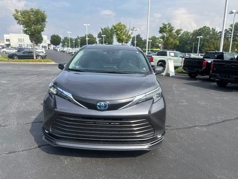 Used 2025 Toyota Sienna XLE w/ XLE Plus Package FWD image 9
