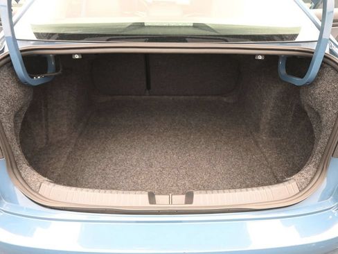 Used 2025 Volkswagen Jetta SE FWD image 17