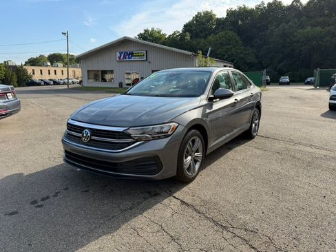 Used 2024 Volkswagen Jetta SE FWD image 2