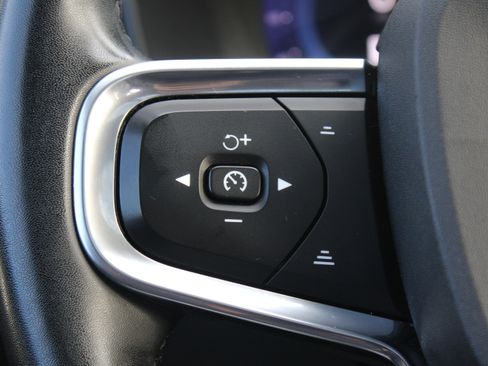 Used 2023 Volvo XC40 B5 Plus image 21