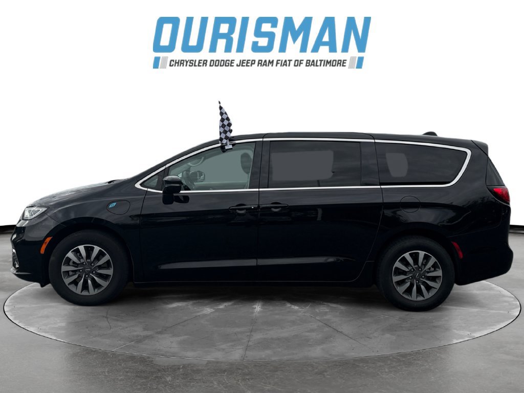 Used 2024 Chrysler Pacifica Limited FWD image 3