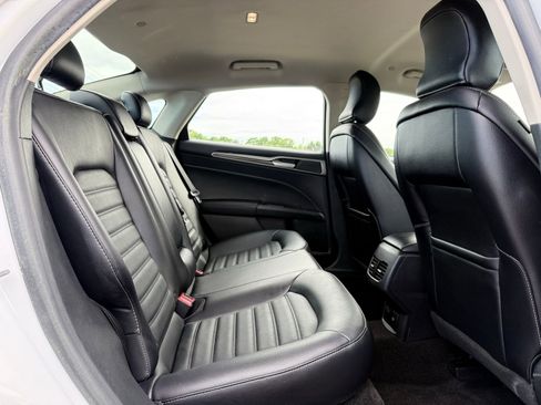 Used 2018 Ford Fusion SE w/ Equipment Group 602A FWD image 17