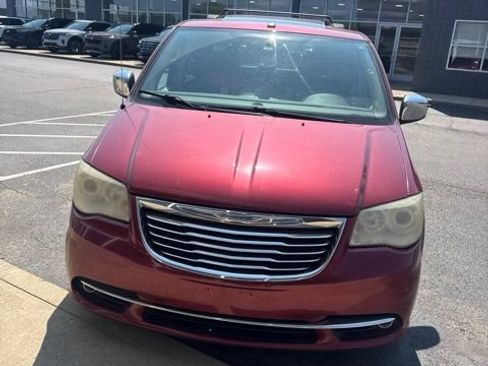 Used 2011 Chrysler Town & Country Limited FWD image 4