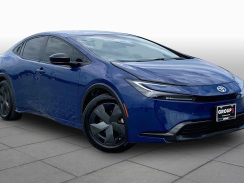 Used 2025 Toyota Prius LE FWD image 3