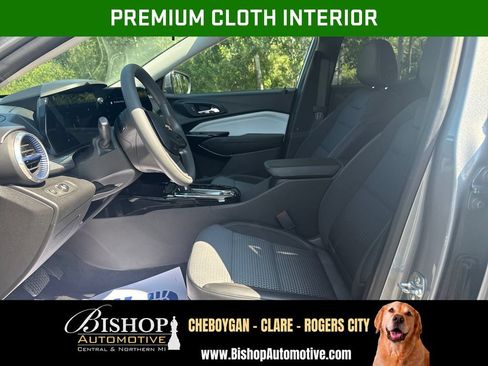 Used 2025 Chevrolet Trax LT FWD image 5