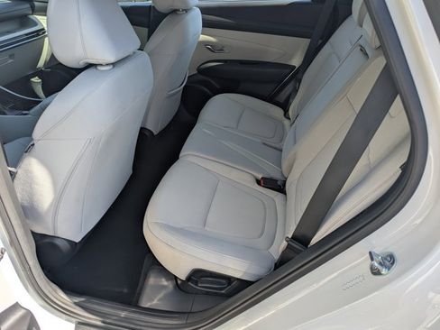 Used 2025 Hyundai Tucson SE image 17