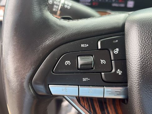 Used 2024 Cadillac Escalade ESV Luxury RWD image 18
