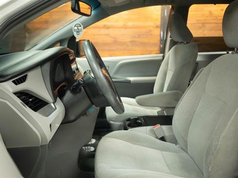Used 2017 Toyota Sienna LE w/ Preferred Accessory Package FWD image 8