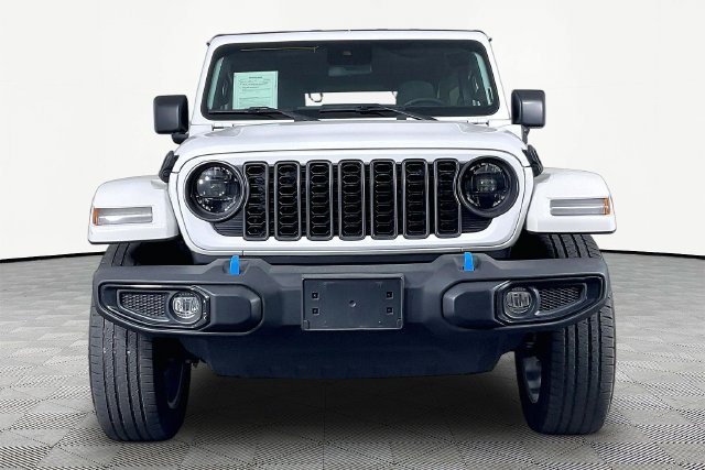 Used 2024 Jeep Wrangler Unlimited w/ LED Headlamp & Fog Lamp Group AWD/4WD image 2