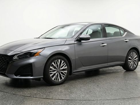 Used 2025 Nissan Altima 2.5 SV image 3