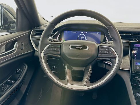 Used 2024 Jeep Grand Cherokee L Limited w/ Luxury Tech Group II image 17